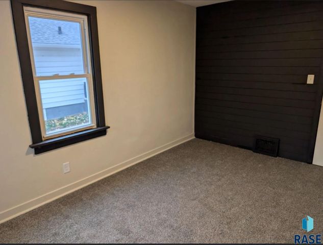 1104 W 6th St Street, Sioux Falls, SD 57104