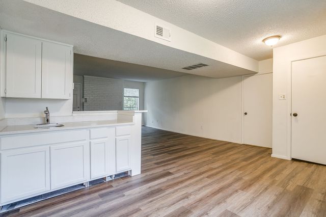 5201 Curzon Avenue 9, Fort Worth, TX 76107