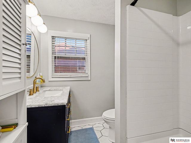 111 S 50th Street, Omaha, NE 68132