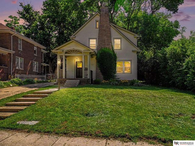 111 S 50th Street, Omaha, NE 68132