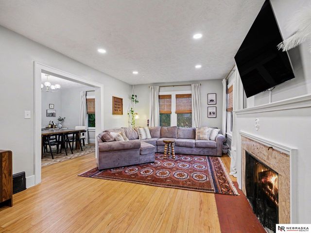 111 S 50th Street, Omaha, NE 68132