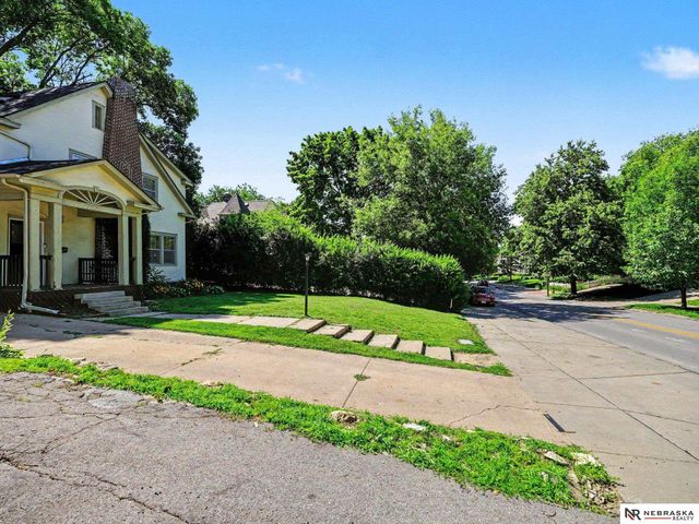 111 S 50th Street, Omaha, NE 68132