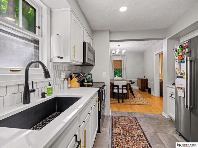 111 S 50th Street, Omaha, NE 68132