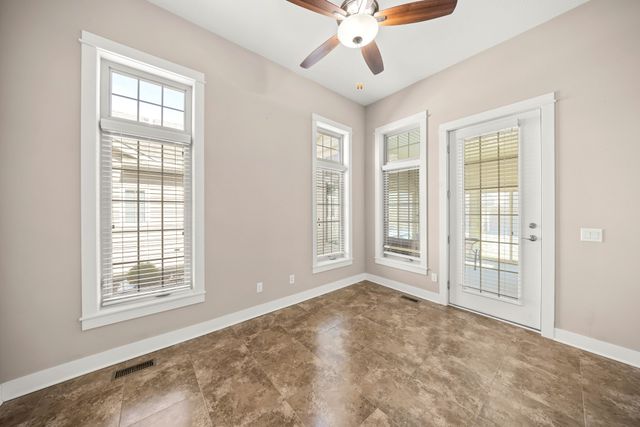 645 65th Place 129, West Des Moines, IA 50266