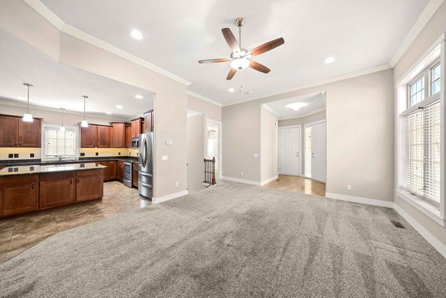 645 65th Place 129, West Des Moines, IA 50266