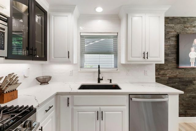 10 E White Willow Circle, Spring, TX 77381