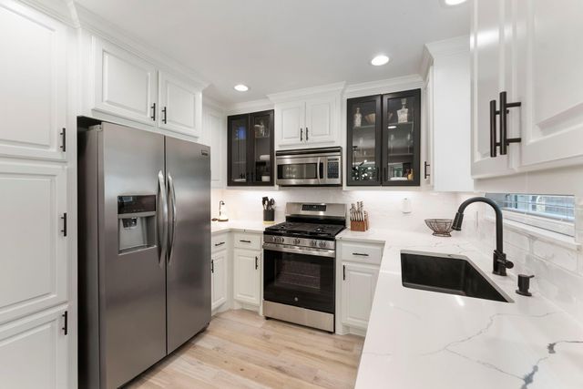10 E White Willow Circle, Spring, TX 77381