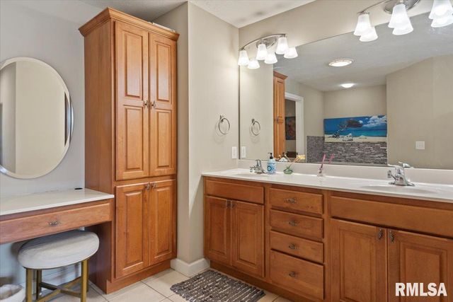 1600 E SPRUCE Street, Chatham, IL 62629