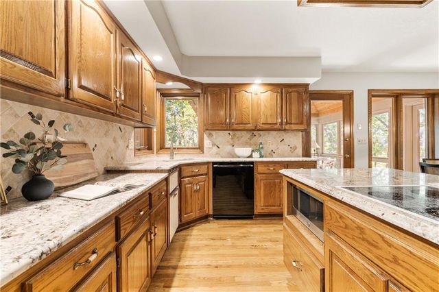 1031 NW Cedarcreek Lane, Lee's Summit, MO 64081