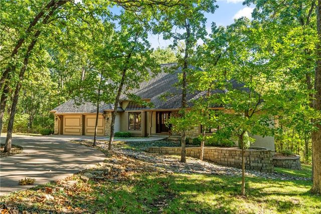 1031 NW Cedarcreek Lane, Lee's Summit, MO 64081