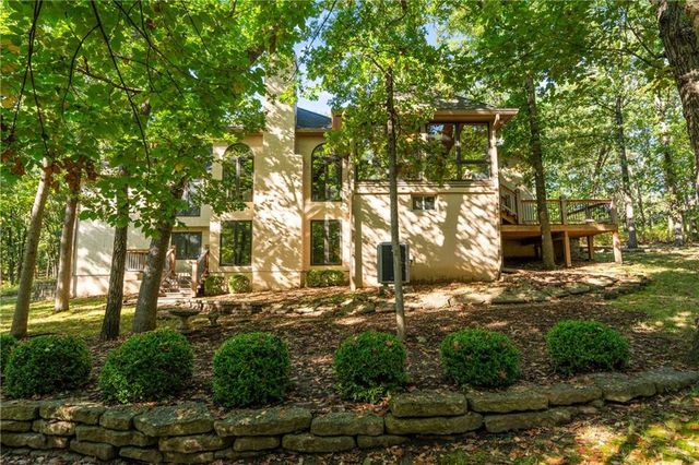 1031 NW Cedarcreek Lane, Lee's Summit, MO 64081