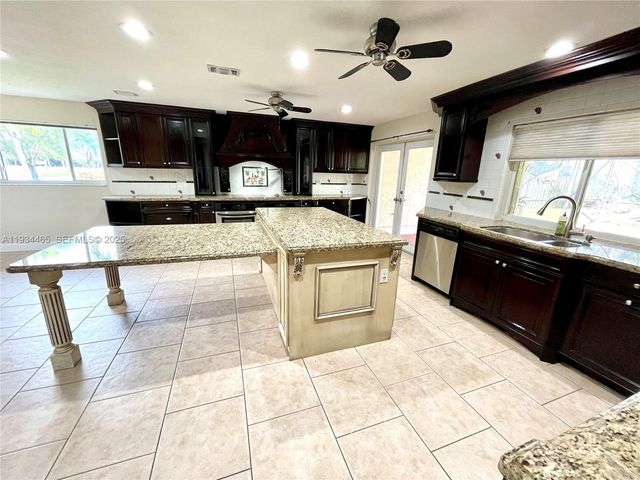 10001 NW 11th Mnr, Coral Springs, FL 33071