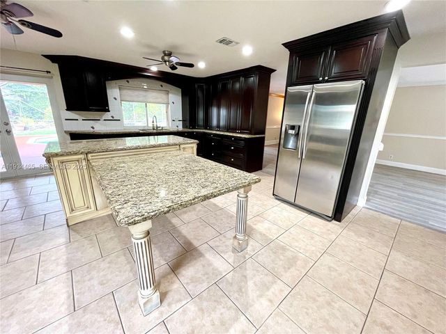 10001 NW 11th Mnr, Coral Springs, FL 33071
