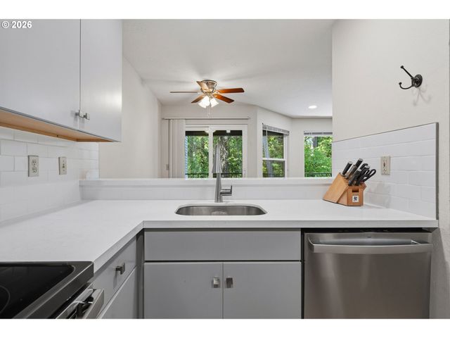 4000 CARMAN Dr F89, Lake Oswego, OR 97035