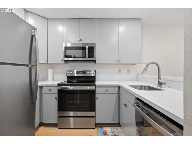 4000 CARMAN Dr F89, Lake Oswego, OR 97035