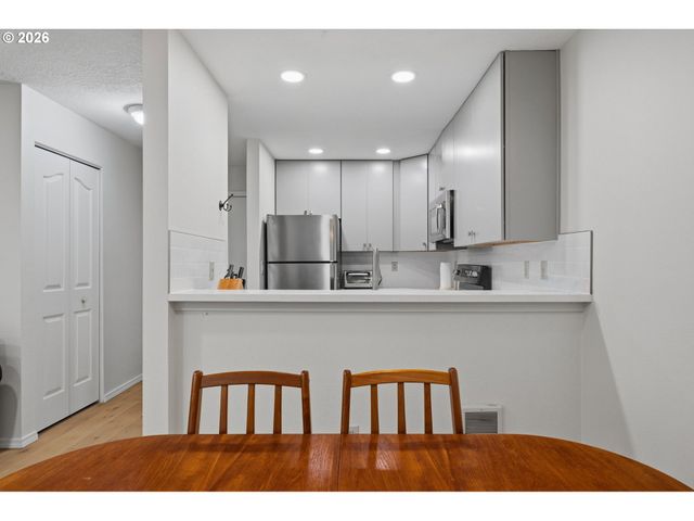 4000 CARMAN Dr F89, Lake Oswego, OR 97035