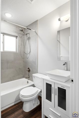 3545 SW Devon AVE, Topeka, KS 66611