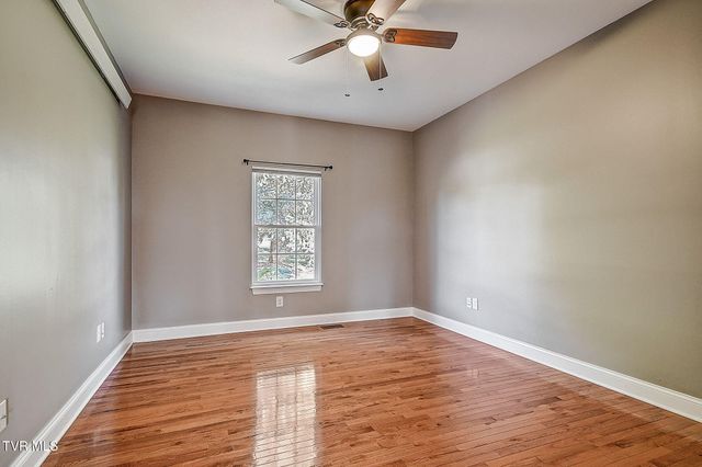 442 Grovemont Place, Piney Flats, TN 37686
