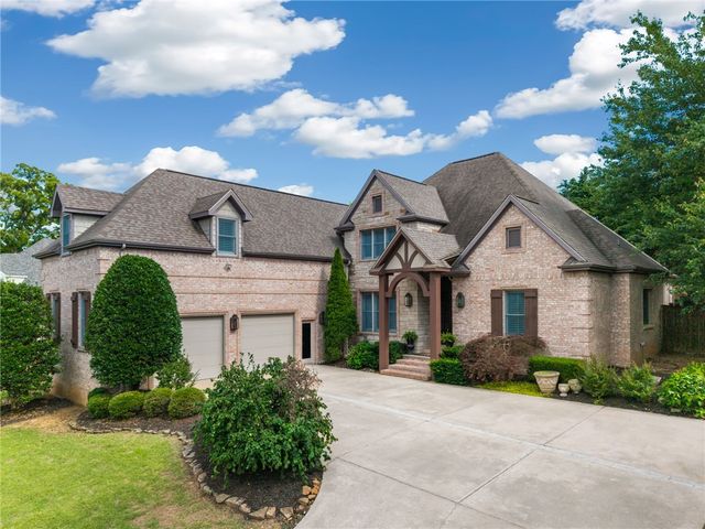 2567 N Firewood Drive, Fayetteville, AR 72703