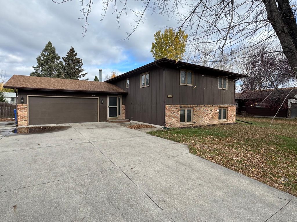 2401 17th Avenue S, Fargo, ND 58103