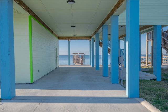208 Ridge Harbor Dr, Rockport, TX 78382