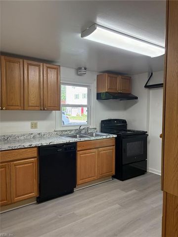 9 Pine LN, Hampton, VA 23664