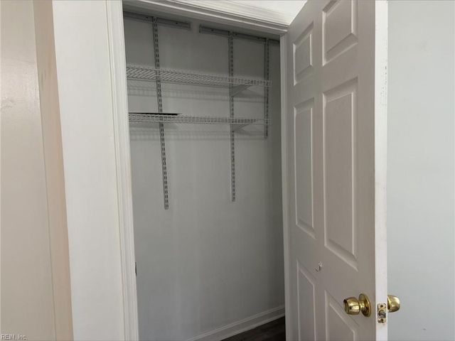 9 Pine LN, Hampton, VA 23664