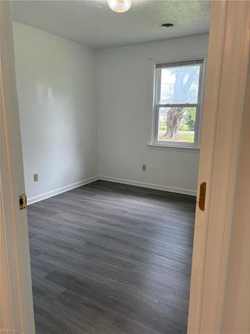 9 Pine LN, Hampton, VA 23664