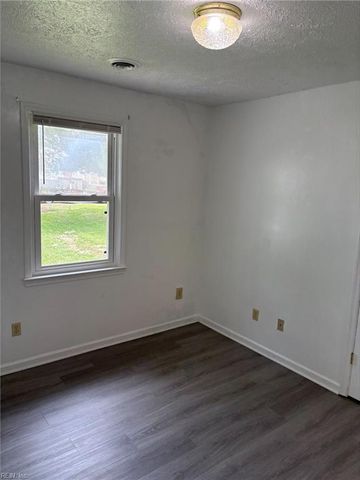 9 Pine LN, Hampton, VA 23664