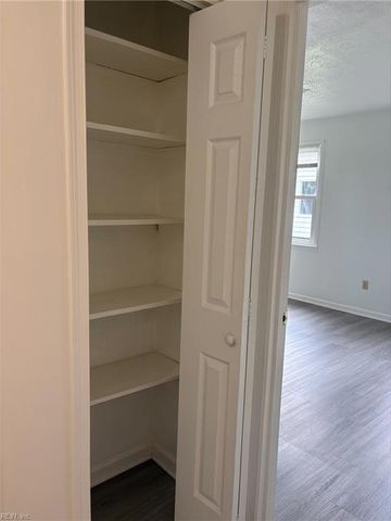 9 Pine LN, Hampton, VA 23664