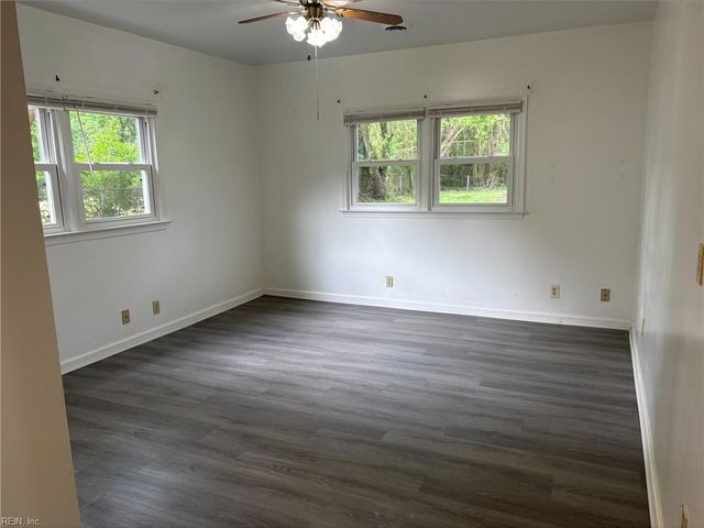 9 Pine LN, Hampton, VA 23664