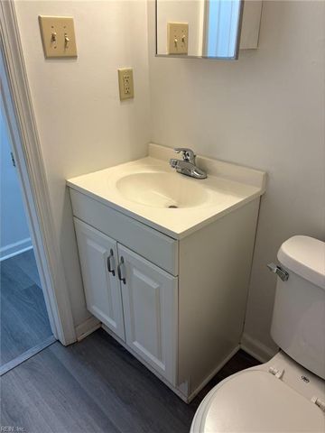 9 Pine LN, Hampton, VA 23664