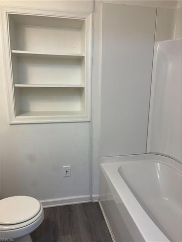 9 Pine LN, Hampton, VA 23664