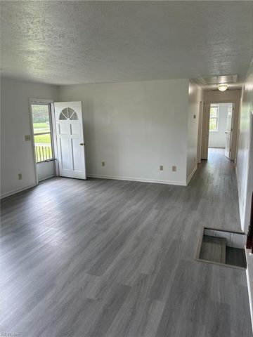 9 Pine LN, Hampton, VA 23664