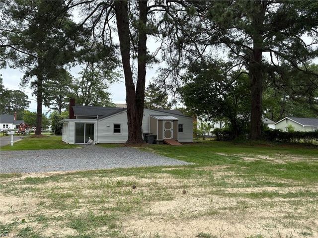 9 Pine LN, Hampton, VA 23664