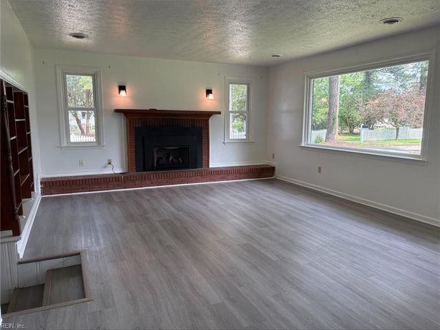 9 Pine LN, Hampton, VA 23664
