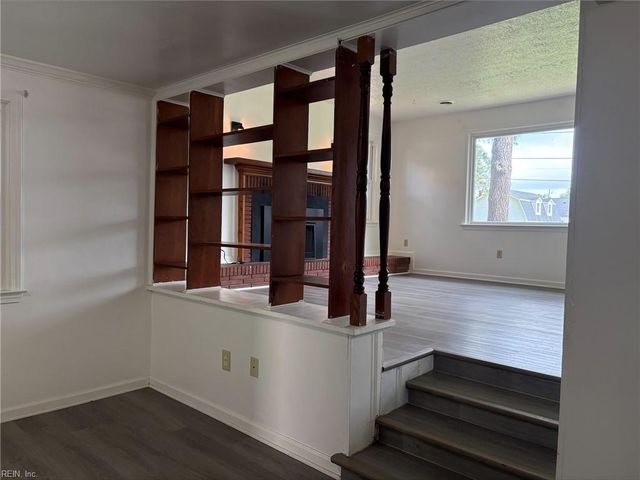9 Pine LN, Hampton, VA 23664