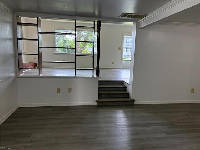 9 Pine LN, Hampton, VA 23664