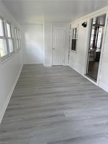 9 Pine LN, Hampton, VA 23664