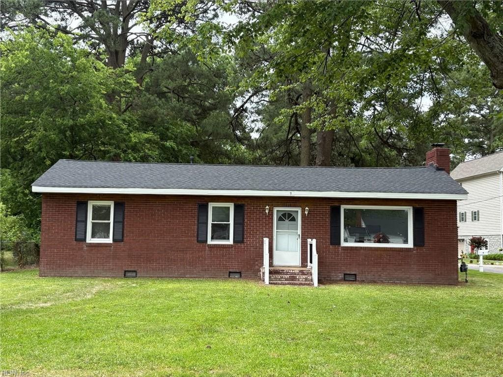 9 Pine LN, Hampton, VA 23664