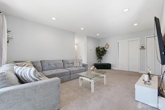 23 Powderhorn Court, Woodbridge Proper, NJ 07095
