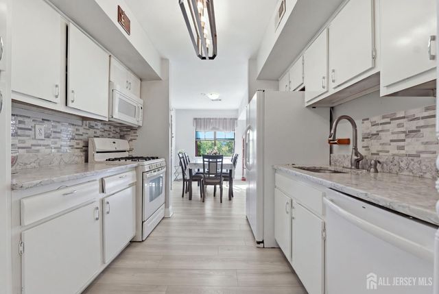 23 Powderhorn Court, Woodbridge Proper, NJ 07095