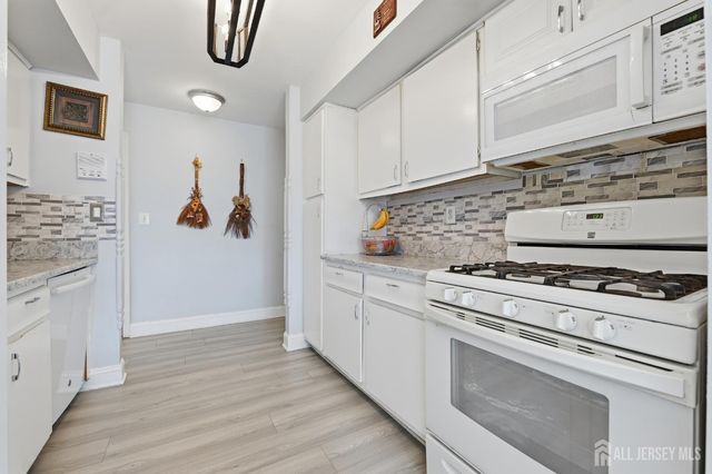 23 Powderhorn Court, Woodbridge Proper, NJ 07095