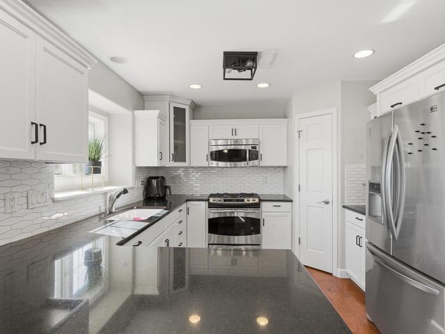 W126N6432 Willow COURT, Menomonee Falls, WI 53051