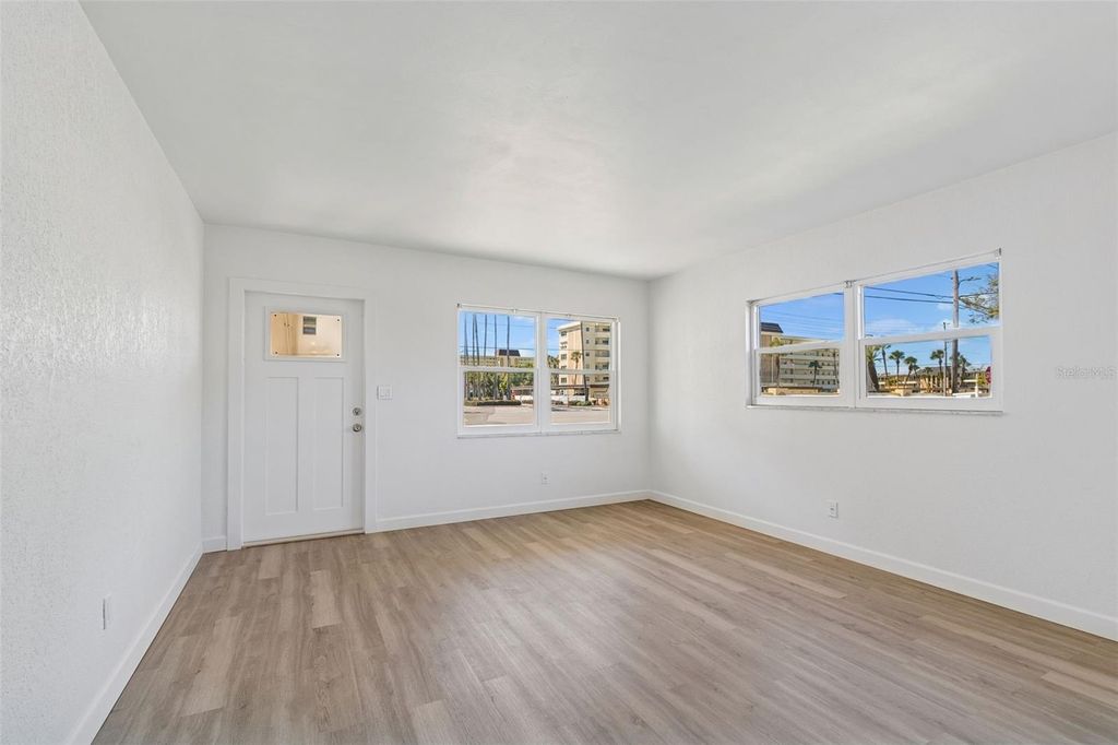 Image 5 of property listing at 4565 DUHME ROAD 101, St Petersburg, FL 33708