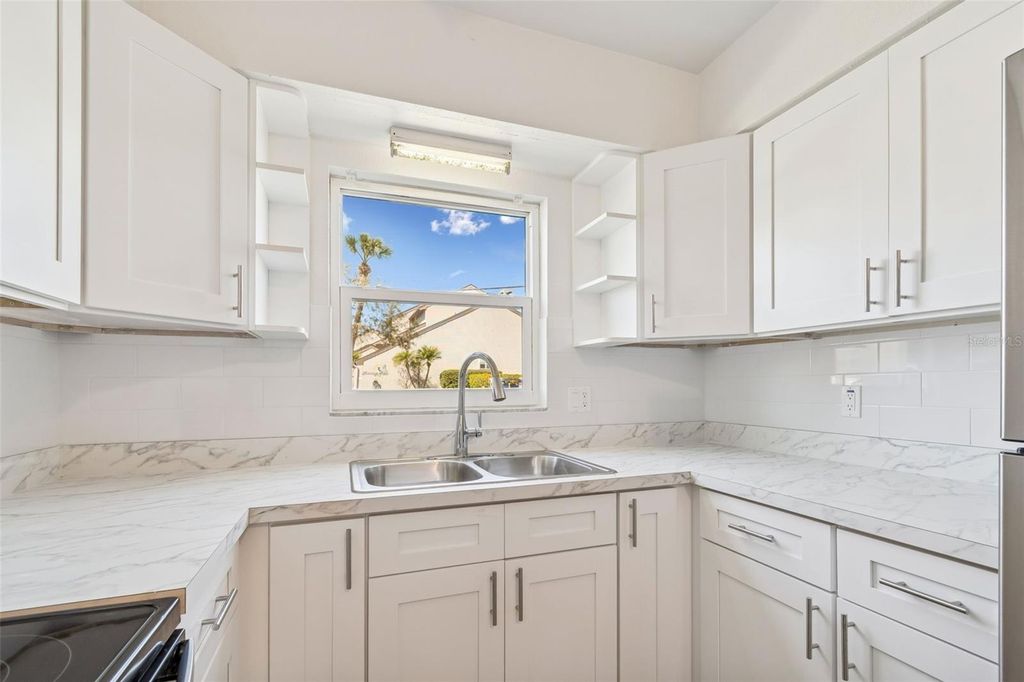Image 8 of property listing at 4565 DUHME ROAD 101, St Petersburg, FL 33708