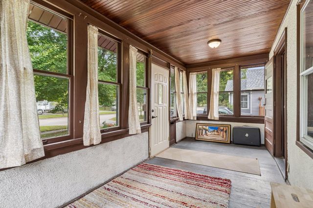 524 Lexington Parkway N, Saint Paul, MN 55104