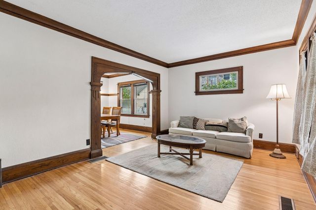 524 Lexington Parkway N, Saint Paul, MN 55104