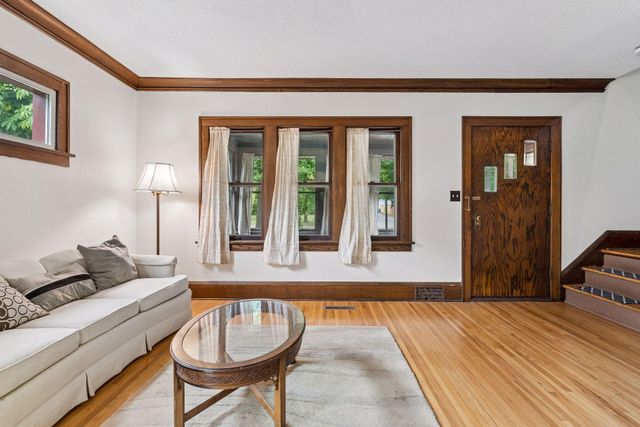 524 Lexington Parkway N, Saint Paul, MN 55104