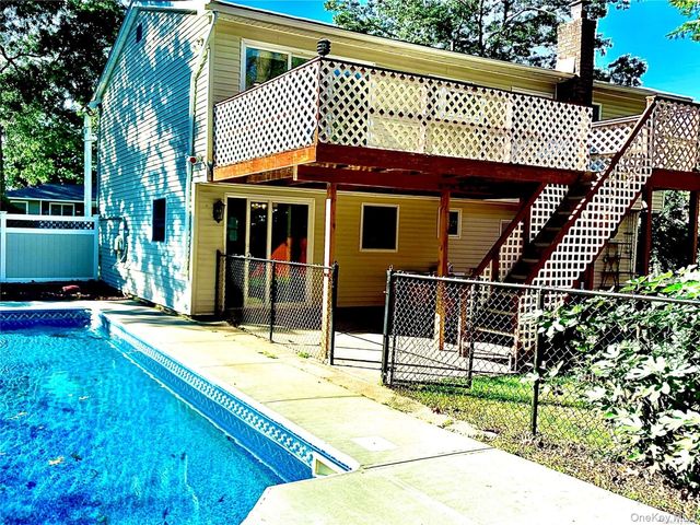 1671 Claas Avenue, Holbrook, NY 11741